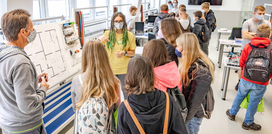 Rund 450 Besucher:innen beim W&H Ausbildungstag