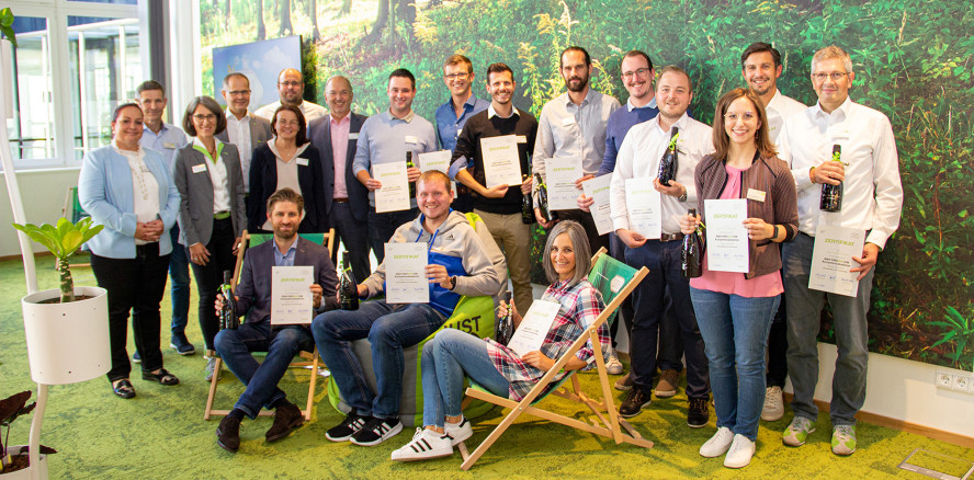 Ausbildung abgeschlossen: W&H fördert Nachwuchskräfte