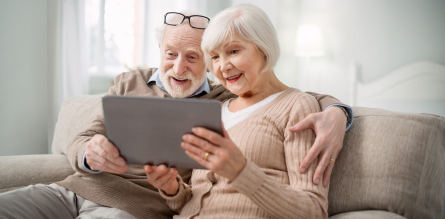 Studie: 89% der Senioren bewerten digitale Arzttermine positiv