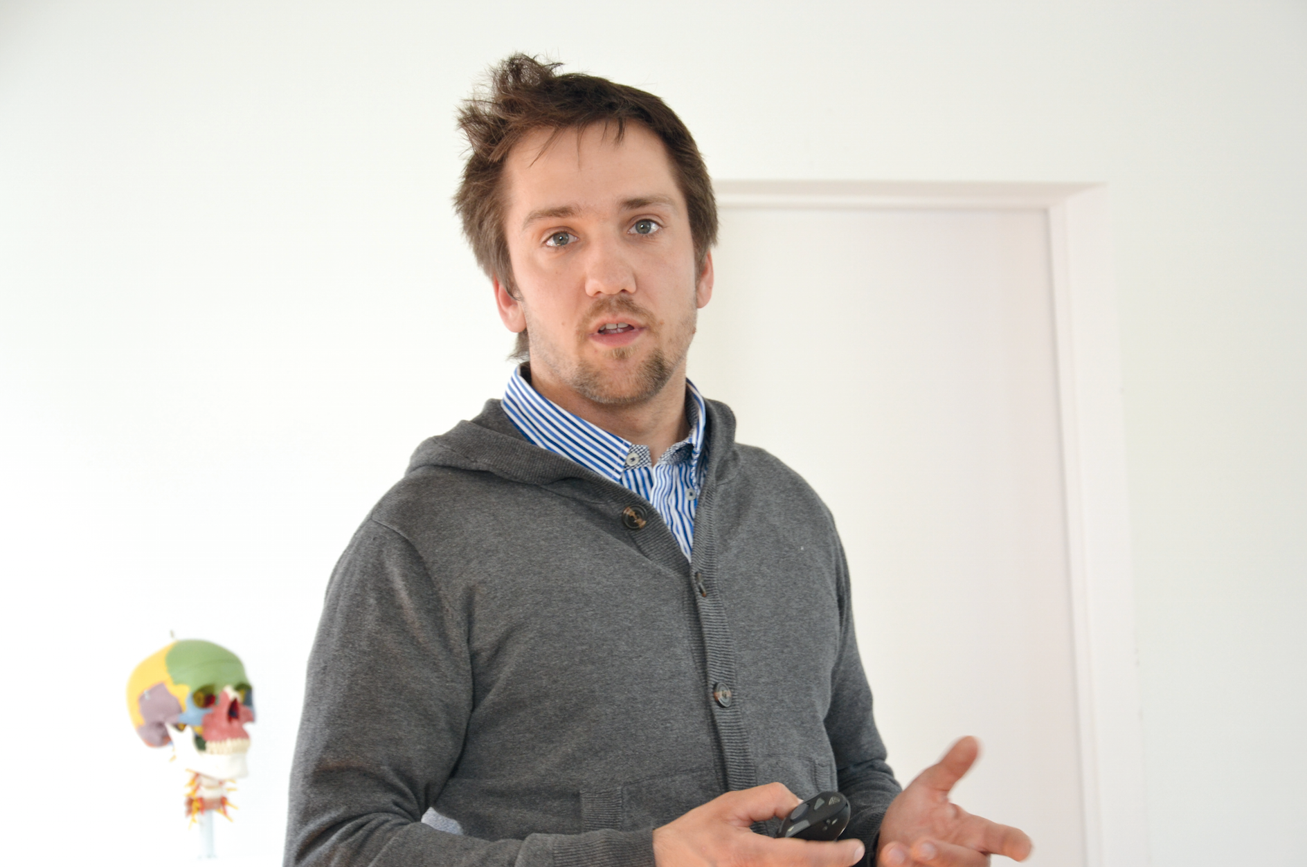 Martin Vollbricht erläutert die Fortbildungsangebote von Dental Balance.
