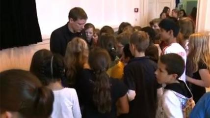 Michael Fischer-Art stellt Schulbuch vor/Quelle:youtube