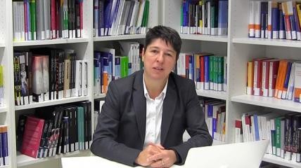 Prof. Dr. Clarissa Kurscheid begrüßt Interessenten der praxisHochschule