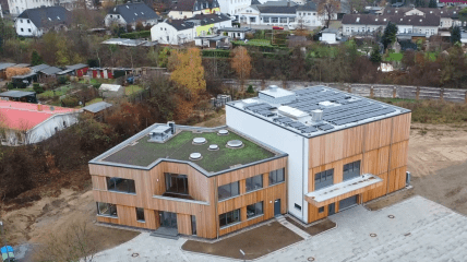 hypo-A weiht Vollholzbau als neuen Standort ein